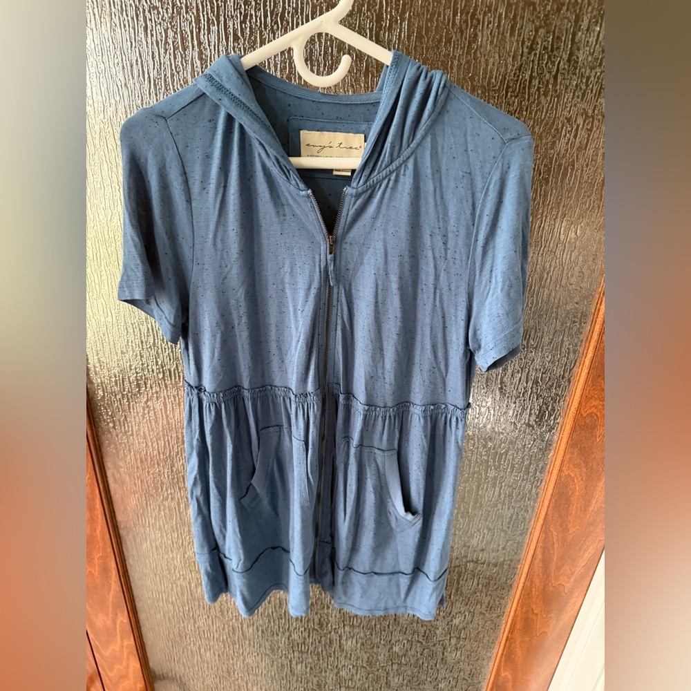 ✨ Evy’s Tree Short Sleeve Zip Hoodie – Size Medium – Boutique Luxe ✨